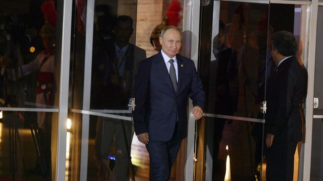 Президент РФ Владимир Путин перед посещением концерта для лидеров стран БРИКС Президент РФ Владимир Путин перед посещением концерта для лидеров стран БРИКС