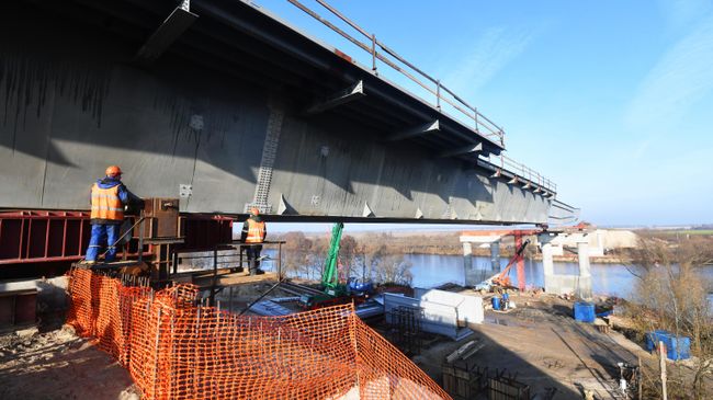 Рабочие на строительной площадке моста через Москву реку на четвертом пусковом комплексе Центральной кольцевой автомобильной дороги в Москве Рабочие на строительной площадке моста через Москву реку на четвертом пусковом комплексе Центральной кольцевой автомобильной дороги в Москве