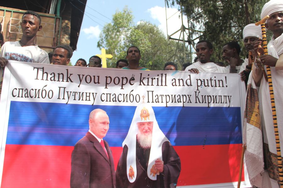 Жители Гондэра встречают российских журналистов во дворе кафедрального собора. Гондэр. Эфиопия Жители Гондэра встречают российских журналистов во дворе кафедрального собора. Гондэр. Эфиопия