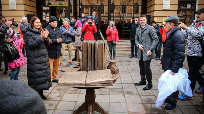 В Оренбурге открыт памятник Словарю живого великорусского языка Владимира Даля. 14 ноября 2019 В Оренбурге открыт памятник Словарю живого великорусского языка Владимира Даля. 14 ноября 2019
