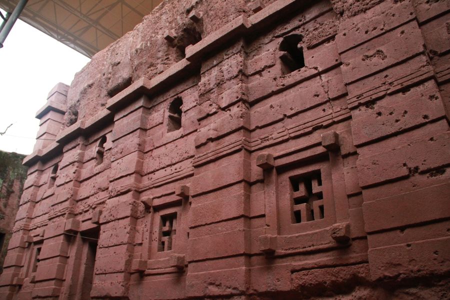 Скальная церковь Бет Амануэль. Лалибела. Эфиопия Скальная церковь Бет Амануэль. Лалибела. Эфиопия