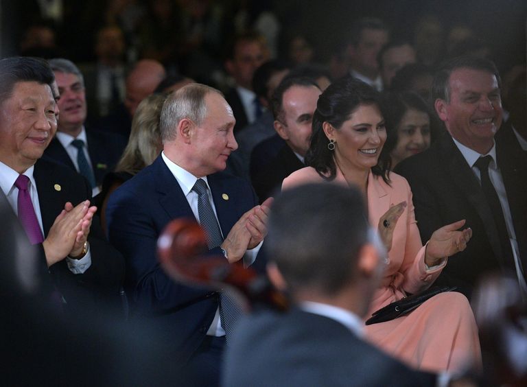 Председатель КНР Си Цзиньпи, президент РФ Владимир Путин и президент Бразилии Жаир Болсонару с супругой Мишель во время посещения концерта для лидеров стран БРИКС во дворце Итамарати Председатель КНР Си Цзиньпи, президент РФ Владимир Путин и президент Бразилии Жаир Болсонару с супругой Мишель во время посещения концерта для лидеров стран БРИКС во дворце Итамарати