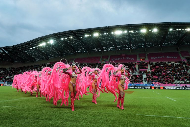 Танцоры Мулен Руж выступают перед матчем по регби между командами Stade Francais и Racing 92, 10 ноября 2019 Танцоры Мулен Руж выступают перед матчем по регби между командами Stade Francais и Racing 92, 10 ноября 2019