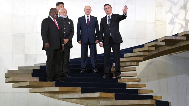 Президент РФ Владимир Путин перед началом церемонии совместного фотографирования лидеров стран БРИКС Президент РФ Владимир Путин перед началом церемонии совместного фотографирования лидеров стран БРИКС