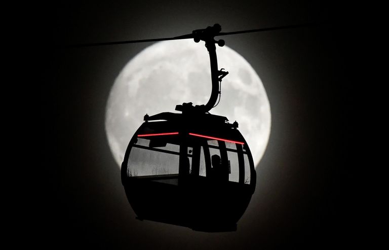 Пассажиры на канатной дороге Emirates Air Line через Темзу, Лондон Пассажиры на канатной дороге Emirates Air Line через Темзу, Лондон