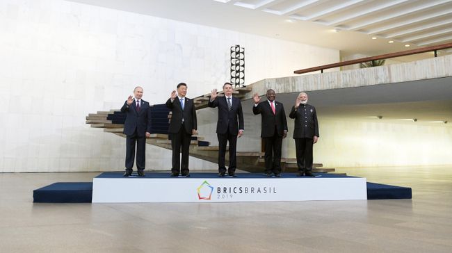 Президент РФ Владимир Путин на церемонии совместного фотографирования лидеров стран БРИКС Президент РФ Владимир Путин на церемонии совместного фотографирования лидеров стран БРИКС