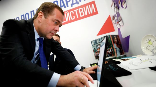 Дмитрий Медведев во время посещения Центрального штаба Всероссийской общественной организации Молодая Гвардия Единой России Дмитрий Медведев во время посещения Центрального штаба Всероссийской общественной организации Молодая Гвардия Единой России