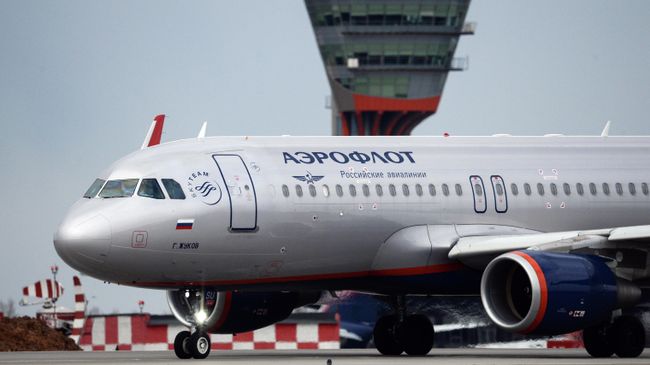 Самолет Airbus A320 авиакомпании Аэрофлот в международном аэропорту Шереметьево Самолет Airbus A320 авиакомпании Аэрофлот в международном аэропорту Шереметьево