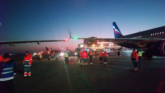 Самолет Airbus A-320 задел другой самолет на рулежной полосе в московском аэропорту Шереметьево Самолет Airbus A-320 задел другой самолет на рулежной полосе в московском аэропорту Шереметьево