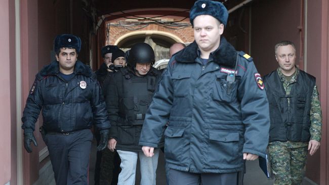 Олег Соколов во время следственного эксперимента на набережной реки Мойки в Санкт-Петербурге