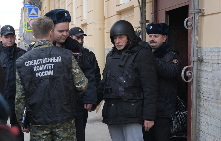 Олег Соколов во время следственного эксперимента на набережной реки Мойки в Санкт-Петербурге