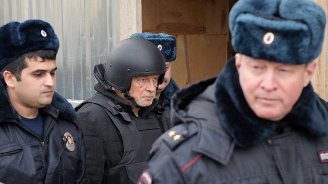 Олег Соколов во время следственного эксперимента на набережной реки Мойки в Санкт-Петербурге Олег Соколов во время следственного эксперимента на набережной реки Мойки в Санкт-Петербурге