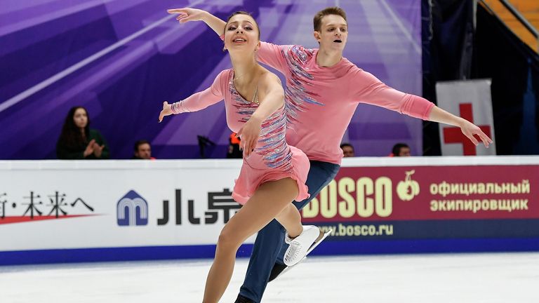 Александра Бойкова и Дмитрий Козловский (Россия) выступают в короткой программе парного катания на V этапе Гран-при по фигурному катанию в Москве. Александра Бойкова и Дмитрий Козловский (Россия) выступают в короткой программе парного катания на V этапе Гран-при по фигурному катанию в Москве.