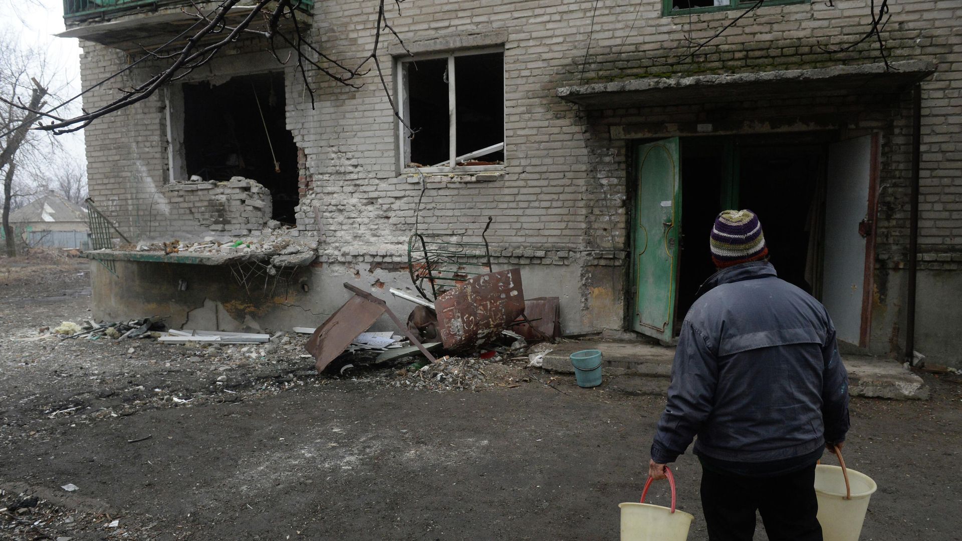 Житель Дебальцево идет за водой к колодцу Житель Дебальцево идет за водой к колодцу - РИА Новости, 1920, 30.04.2022