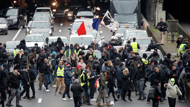 Протестующие во время демонстрации движения желтых жилетов в Париже Протестующие во время демонстрации движения желтых жилетов в Париже