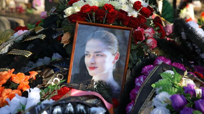 Могила аспирантки СПбГУ Анастасии Ещенко Могила аспирантки СПбГУ Анастасии Ещенко