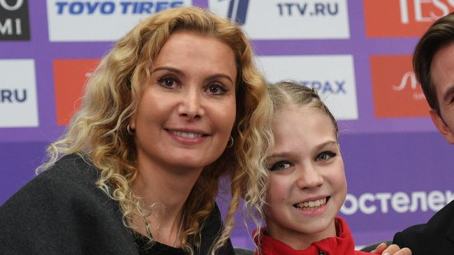 Этери Тутберидзе, Александра Трусова и Даниил Глейхенгауз Этери Тутберидзе, Александра Трусова и Даниил Глейхенгауз