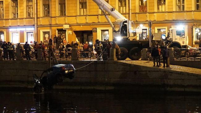 Автомобиль с детьми упал в Фонтанку. 16 ноября 2019 Автомобиль с детьми упал в Фонтанку. 16 ноября 2019