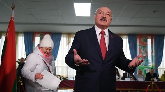 Президент Белоруссии Александр Лукашенко дает интервью после голосования на выборах депутатов Палаты представителей Национального собрания Белоруссии Президент Белоруссии Александр Лукашенко дает интервью после голосования на выборах депутатов Палаты представителей Национального собрания Белоруссии