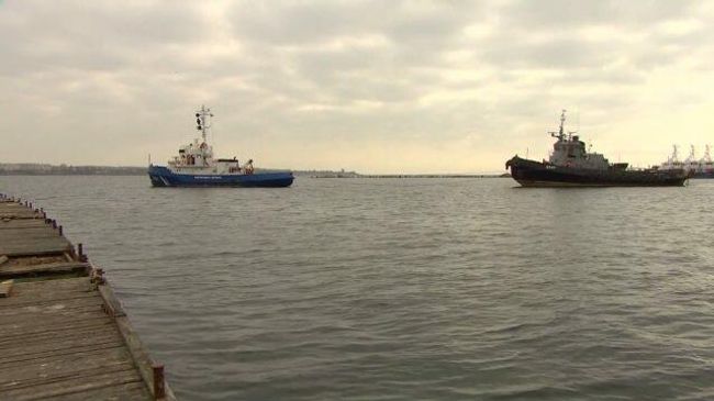 Украинские корабли на буксире покинули порт в Керчи Украинские корабли на буксире покинули порт в Керчи