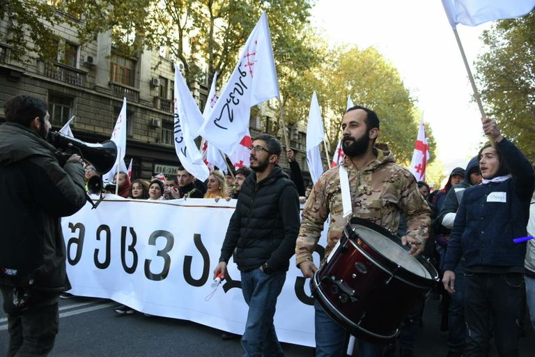 Участники акции протеста в Тбилиси против правящих властей. 17 ноября 2019 Участники акции протеста в Тбилиси против правящих властей. 17 ноября 2019