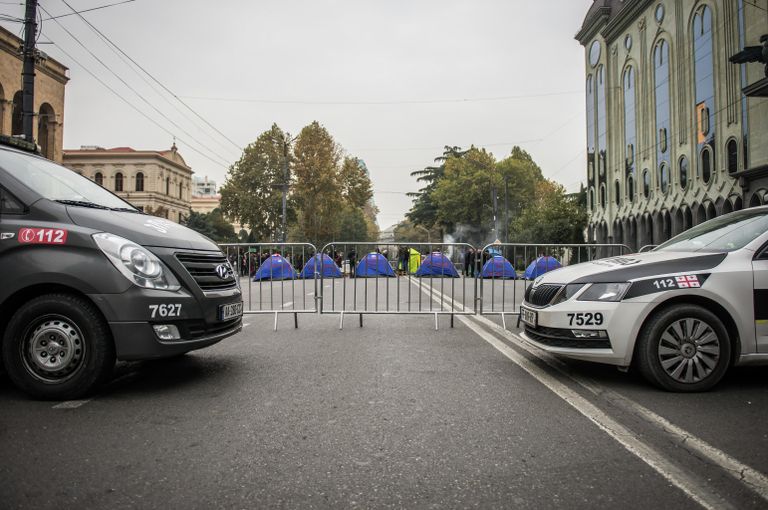 Палаточный лагерь возле парламента Грузии во время акции протеста в Тбилиси . 15 ноября 2019 Палаточный лагерь возле парламента Грузии во время акции протеста в Тбилиси . 15 ноября 2019