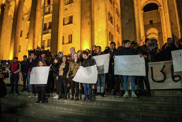 Участники акции протеста в Тбилиси против правящих властей. 14 ноября 2019 Участники акции протеста в Тбилиси против правящих властей. 14 ноября 2019