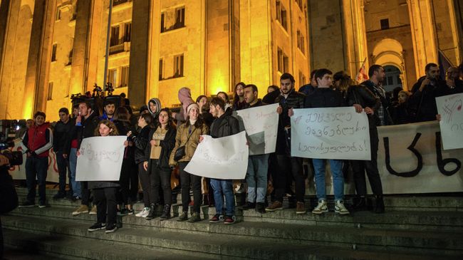 Участники акции протеста в Тбилиси против правящих властей. 14 ноября 2019 Участники акции протеста в Тбилиси против правящих властей. 14 ноября 2019