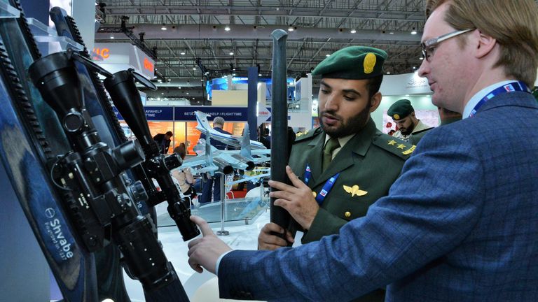 Посетитель у стенда холдинга Швабе на международном авиасалоне Dubai Airshow 2019