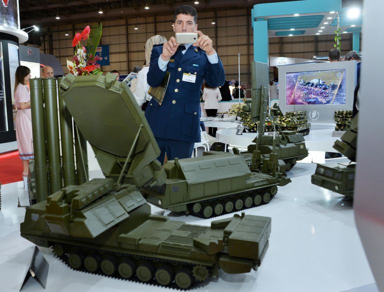 Посетитель выставки осматривает макеты военной техники, представленные на стенде АО Рособоронэкспорт на международном авиасалоне Dubai Airshow 2019 в Дубае Посетитель выставки осматривает макеты военной техники, представленные на стенде АО Рособоронэкспорт на международном авиасалоне Dubai Airshow 2019 в Дубае