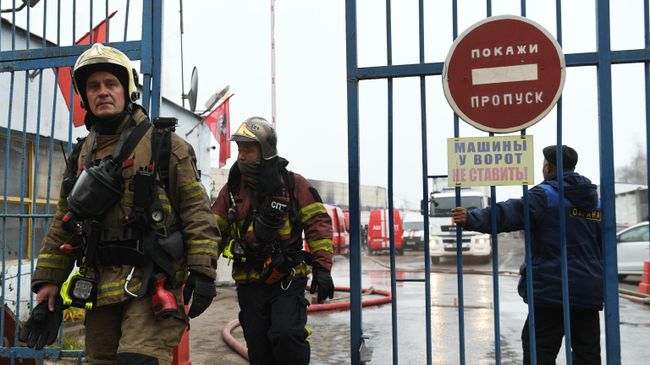 Сотрудники противопожарной службы МЧС РФ у склада с газовым оборудованием в Москве, где произошел пожар. 18 ноября 2019 Сотрудники противопожарной службы МЧС РФ у склада с газовым оборудованием в Москве, где произошел пожар. 18 ноября 2019