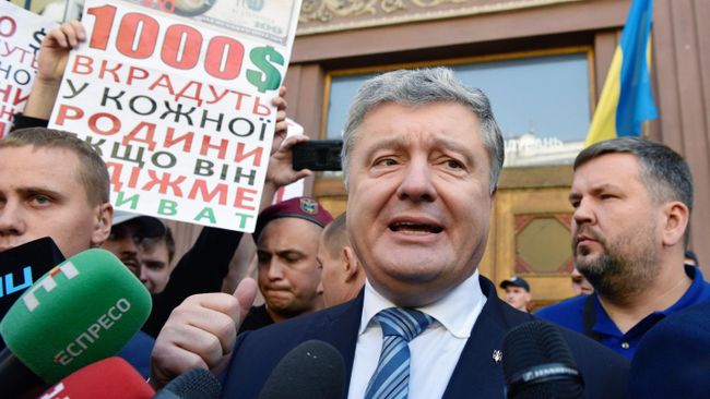 Петр Порошенко у здания Государственного бюро расследований Украины Петр Порошенко у здания Государственного бюро расследований Украины