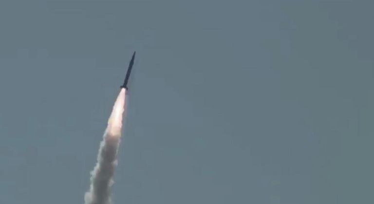 Испытания ракеты класса земля-земля Шахин - 1 в Пакистане Испытания ракеты класса земля-земля Шахин - 1 в Пакистане