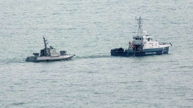 Буксировка задержанных украинских катеров и буксира из порта Керчи Буксировка задержанных украинских катеров и буксира из порта Керчи