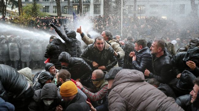 В центре Тбилиси силы спецназа начали разгон митинга. 18 ноября 2019 В центре Тбилиси силы спецназа начали разгон митинга. 18 ноября 2019