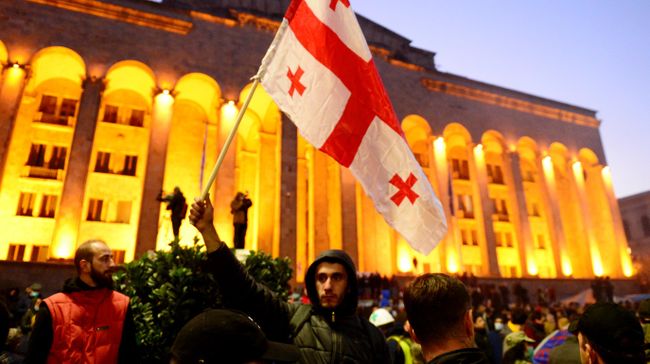 Участники акции протеста у здания парламента Грузии в Тбилиси Участники акции протеста у здания парламента Грузии в Тбилиси