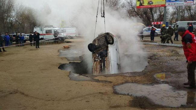 Автомобиль, стоявший на парковке, провалился под землю в Пензе