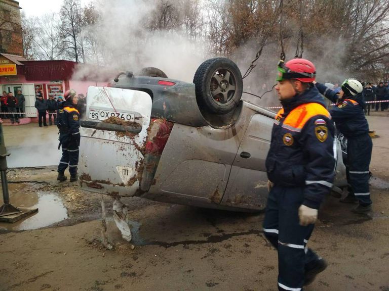 Автомобиль, стоявший на парковке, провалился под землю в Пензе