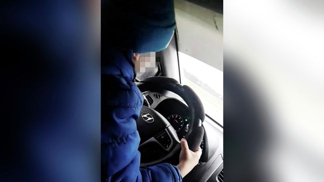 Стоп-кадр видео ребенка за рулем автомобиля Стоп-кадр видео ребенка за рулем автомобиля