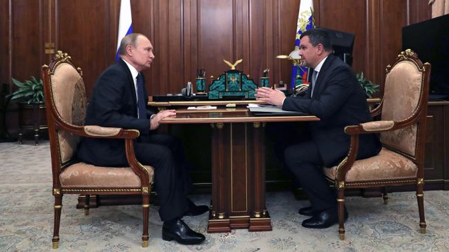Владимир Путин и заместитель председателя правительства РФ Максим Акимов во время встречи