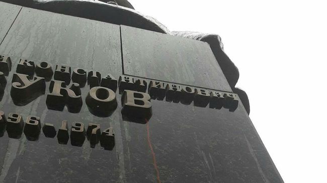 Памятник маршалу Георгию Жукову в Харькове, облитый краской Памятник маршалу Георгию Жукову в Харькове, облитый краской