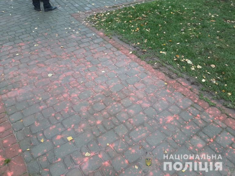 Краска возле памятника маршалу Георгию Жукову в Харькове Краска возле памятника маршалу Георгию Жукову в Харькове