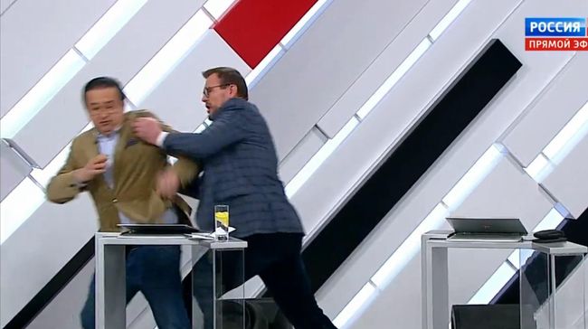 Украинский эксперт отправил в нокаут американца в эфире России 1 Украинский эксперт отправил в нокаут американца в эфире России 1