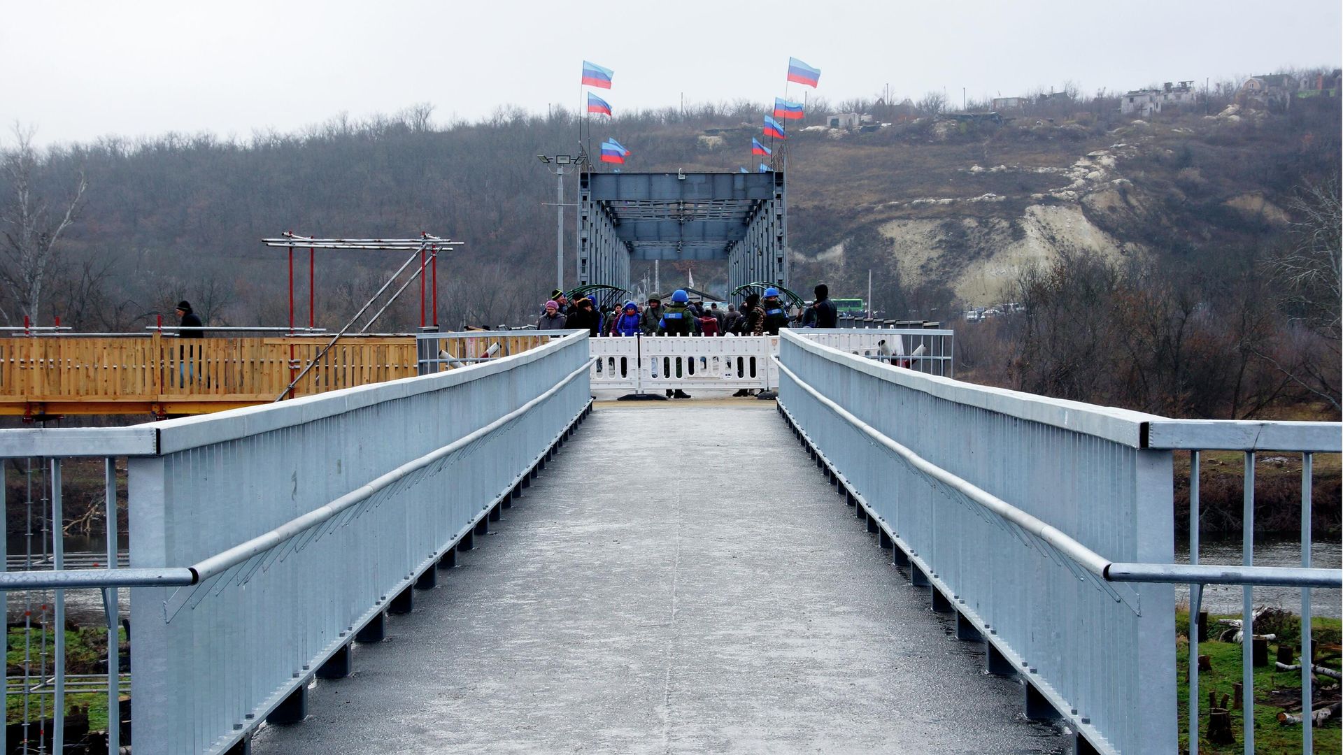 Пешеходный мост через реку Северный Донец у КПП Станица Луганская Пешеходный мост через реку Северный Донец у КПП Станица Луганская - РИА Новости, 1920, 01.02.2021