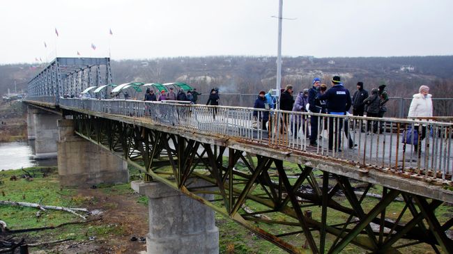 Восстановленный пешеходный мост через реку Северный Донец у КПП Станица Луганская Восстановленный пешеходный мост через реку Северный Донец у КПП Станица Луганская