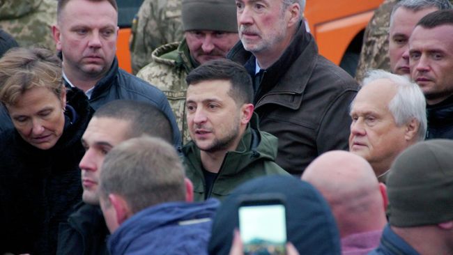 Президент Украины Владимир Зеленский на открытии восстановленного пешеходного моста в районе КПП Станица Луганская Президент Украины Владимир Зеленский на открытии восстановленного пешеходного моста в районе КПП Станица Луганская