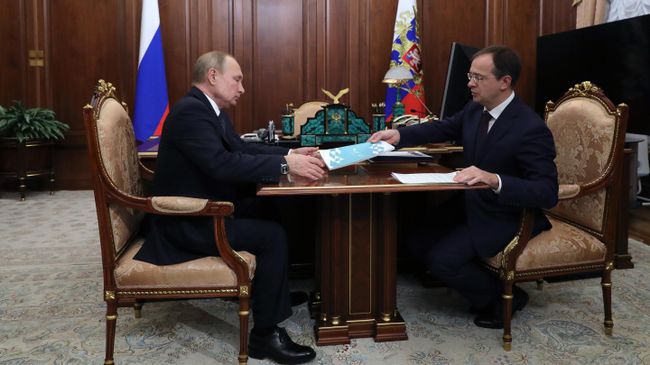 Президент РФ Владимир Путин и министр культуры РФ Владимир Мединский во время встречи Президент РФ Владимир Путин и министр культуры РФ Владимир Мединский во время встречи