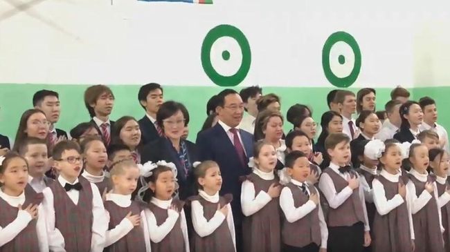 Глава Якутии исполнил гимн со школьниками Глава Якутии исполнил гимн со школьниками