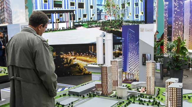Посетитель на выставке-ярмарке Недвижимость от лидеров
