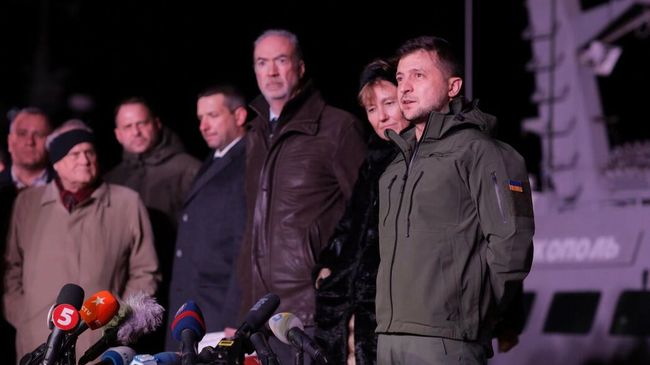 Президент Украины Владимир Зеленский отвечает на вопросы журналистов после осмотра украинских малых бронированных артиллерийских катеров Бердянск и Никополь в порту Очакова